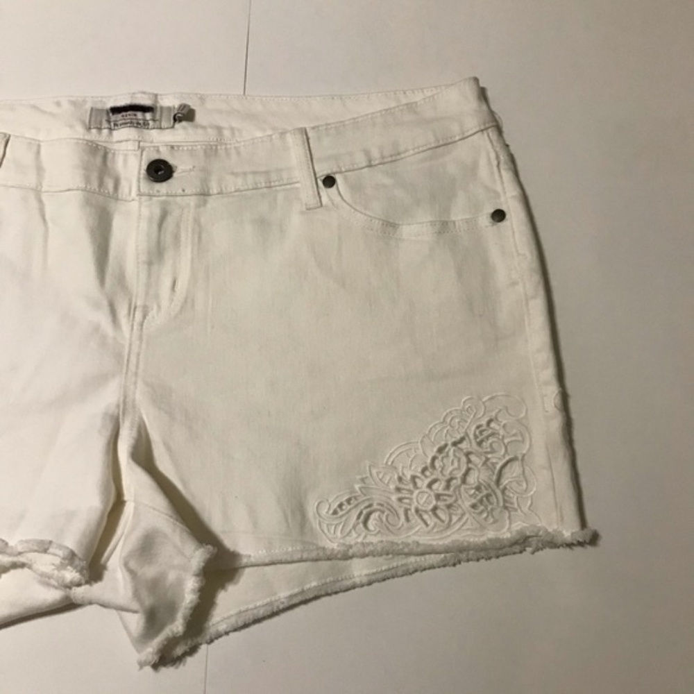 🔥 Torrid white denim lace shorts